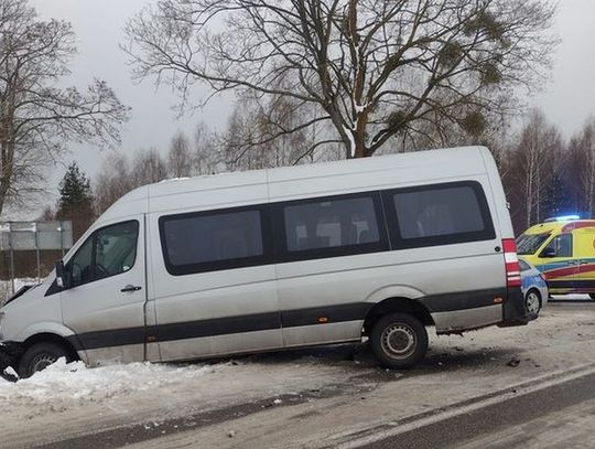 Zderzenie aut osobowych w Brokowie. Kierowca fiata w szpitalu