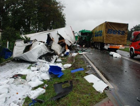 Zderzenie ciężarówek, kierowca nie żyje