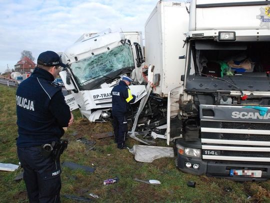 Zderzenie dwóch ciężarówek na DK25
