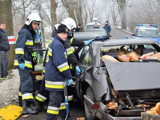 Zderzenie dwóch pojazdów na DW 224. Dwie osoby trafiły do szpitala