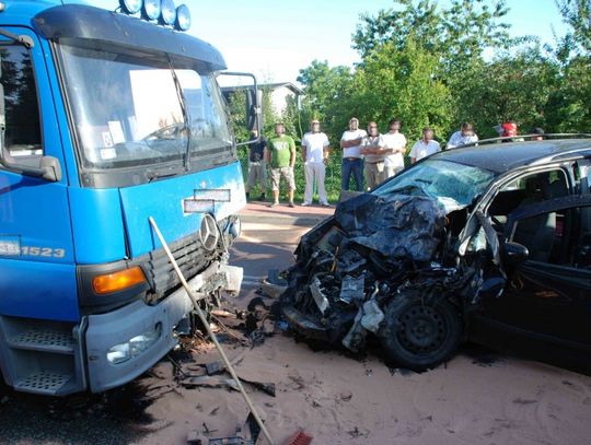 Zderzenie forda z mercedesem. Ciężko ranny kierowca