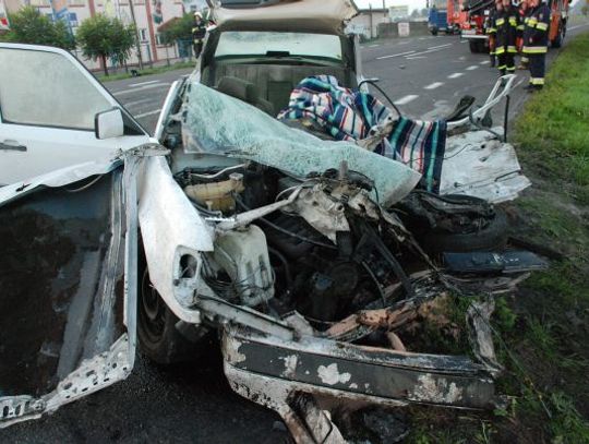 Zderzenie mercedesa z ciężarówką – kierowca nie żyje, trzy osoby ranne