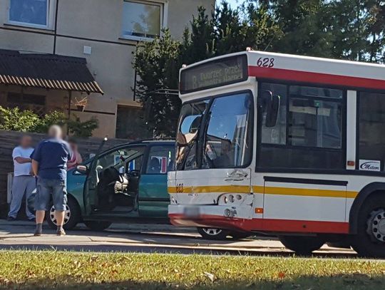 Zderzenie na ul. 30 Stycznia z udziałem autobusu...