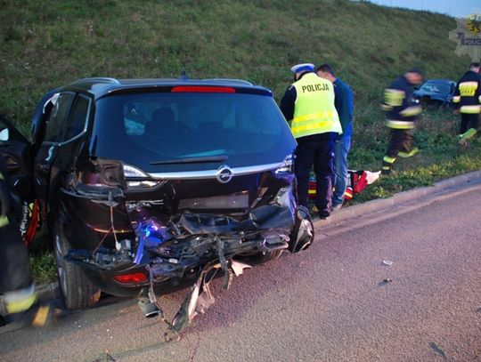 Zderzenie Opla z Jaguarem. Trzy osoby ranne.