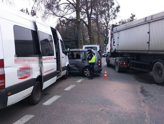 Zderzenie osobówki z autobusem w Dzierzgoniu