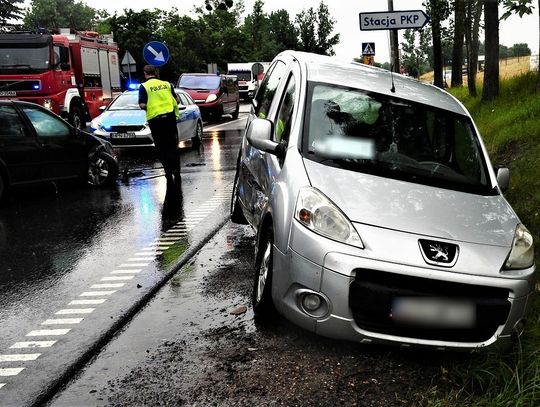 Zderzenie pięciu samochodów – policjanci apelują o rozwagę na drodze i wyjaśnia jak doszło do fatalnego wypadku