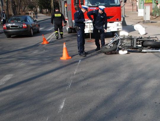 Zderzenie renault clio z motocyklem, ranny motocyklista