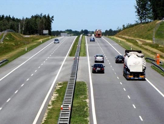  Zderzenie samochodów na autostradzie
