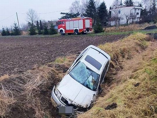 Zderzenie skody z VW.  Auto w rowie. Przyczyną... nieznajomość przepisów