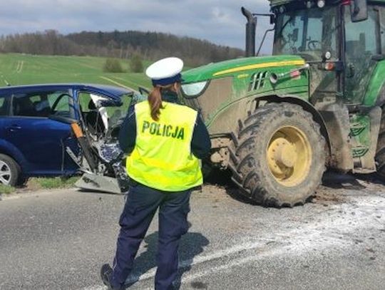 Zderzenie toyoty z ciągnikiem. Czy 71-latek zasłabł?