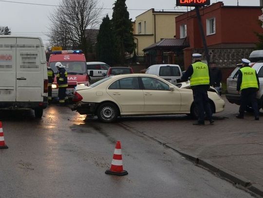 Zderzenie trzech aut, jedna osoba w szpitalu