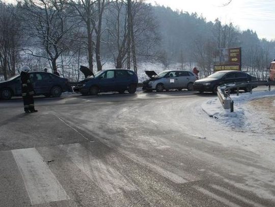 Zderzenie trzech aut na krajowej drodze nr 6