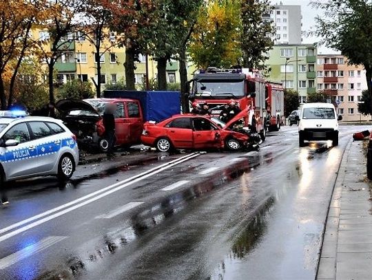 Zderzenie trzech aut w centrum Tczewa.