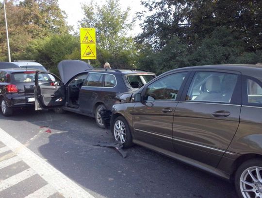 Zderzenie trzech samochodów na al. Solidarności