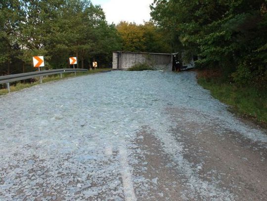 Zderzenie z tirem, zginął kierowca skody