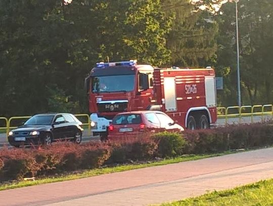 Zderzyły się dwa auta. Na miejscu były straż i pogotowie 