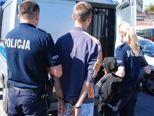 Zdewastowali wagon kolejki i wiaty przystankowe