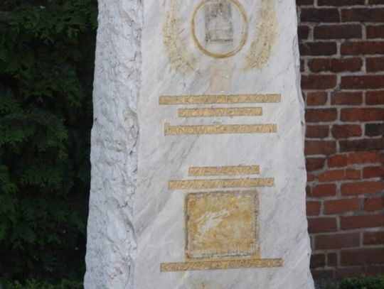 Zdewastowano papieski obelisk