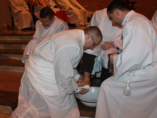 (ZDJĘCIA) 12 osobom obmyto stopy. Wielki Czwartek w tczewskich parafiach