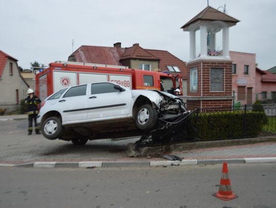 ZDJĘCIA: Auto staranowało płot od kapliczki 