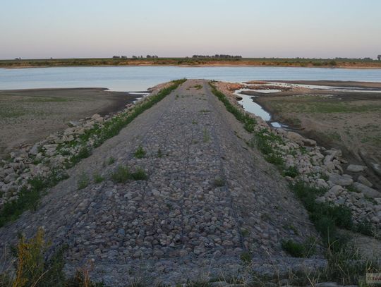 (ZDJĘCIA) Bardzo niski stan wody na Wiśle