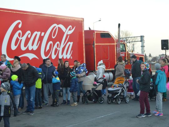 (ZDJĘCIA) Długie kolejki pod ciężarówką Coca-Coli w Tczewie! 