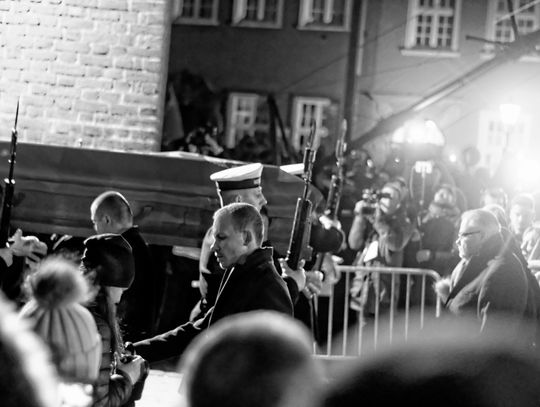 (ZDJĘCIA) Gdańszczanie na ulicach miasta pożegnali swojego prezydenta.