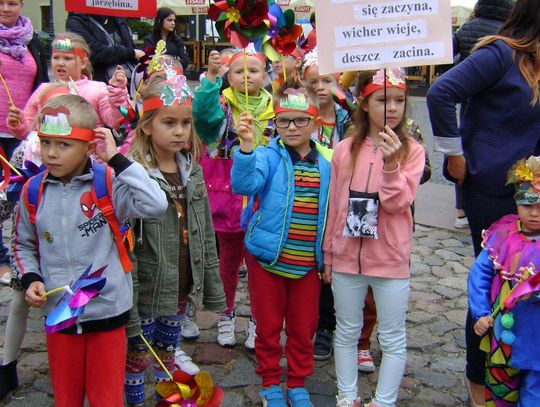 (ZDJĘCIA) Maluchy z Tczewa kolorowo powitały jesień