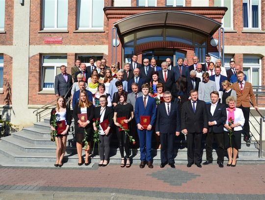 ZDJĘCIA: Najlepsi absolwenci szkół ponadgimnazjalnych nagrodzeni przez radnych powiatu