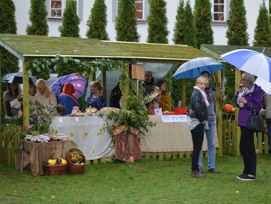 (ZDJĘCIA) Pogoda zepsuła niedzielną część Jarmarku Cysterskiego w Pelplinie 