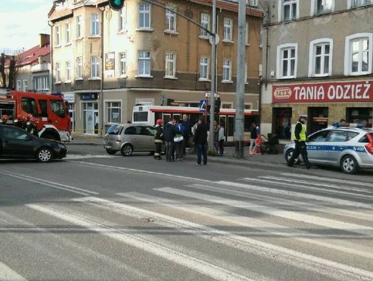 (ZDJĘCIA) Poważne zderzenie na ul. Gdańskiej. Dwóch rannych