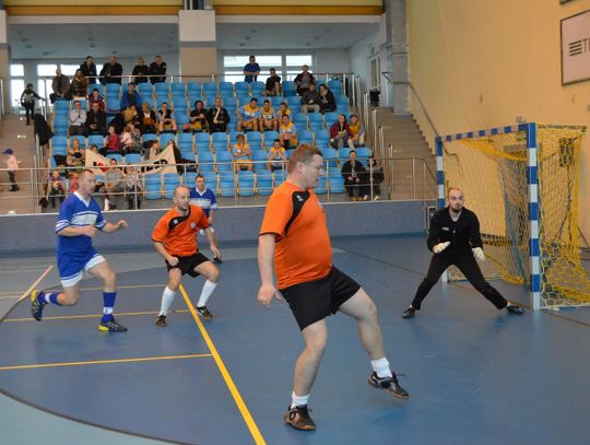 (ZDJĘCIA) Samorządwcy dostali łomot. Księża wygrali po karnych