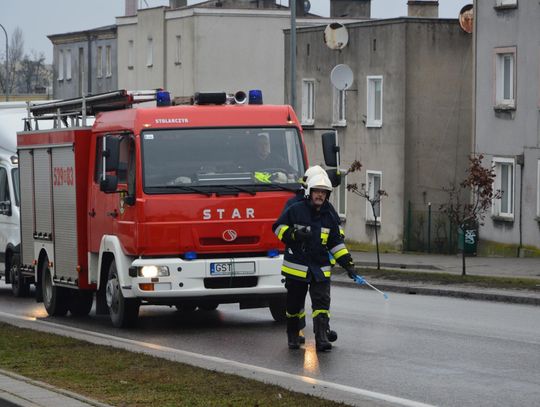 ZDJĘCIA: Strażacy usuwają plamę oleju z ulic w centrum miasta