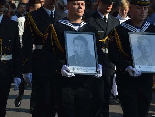 [ZDJĘCIA] Tysiące ludzi na pogrzebie &quot;Inki&quot; i &quot;Zagończyka&quot; 