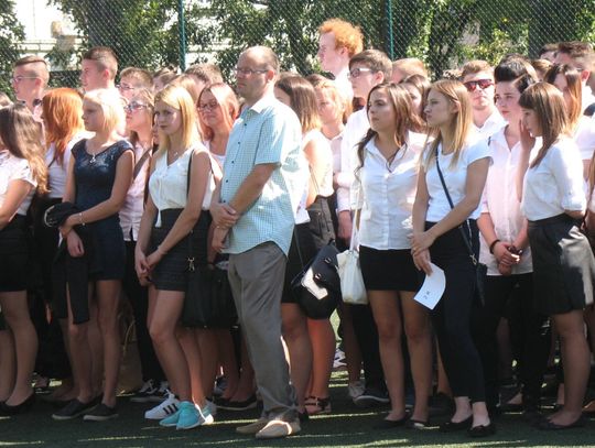 (ZDJĘCIA) Uczniowie "ekonomika" wrócili w szkolne ławy