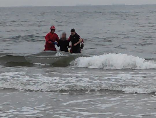 [ZDJĘCIA] [WIDEO] Udana akcja ratunkowa, ale było o krok od tragedii. Nastolatka RZUCIŁA SIĘ DO MORZA !!