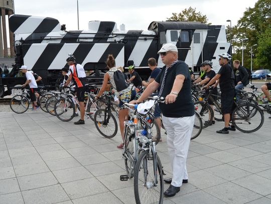 (ZDJĘCIA) Wspomnieli Obywatela G.C. Korowód, wystawa zdjęć i salonik literacki 