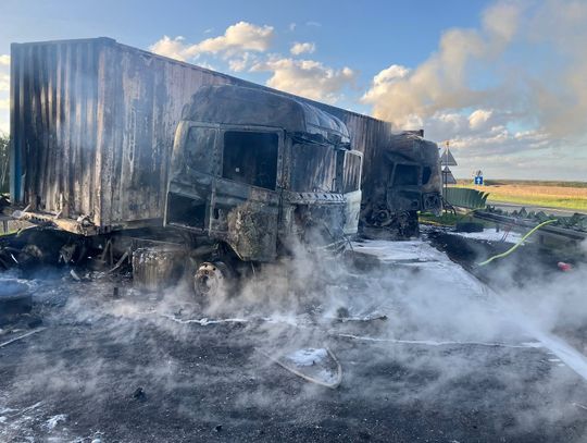 [ZDJĘCIA] Zderzenie czterech pojazdów na autostradzie A1. Zginął mężczyzna,  2 osoby ranne