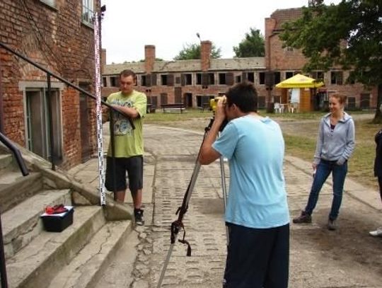 Ze szpadlami w domkach oficerskich