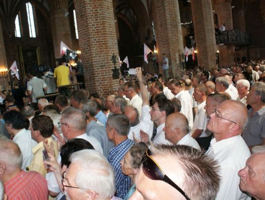 Żegnaj rycerzu Rzeczpospolitej. Tysiące wiernych pożegnało ks. prałata Jankowskiego - kapelana Solidarności