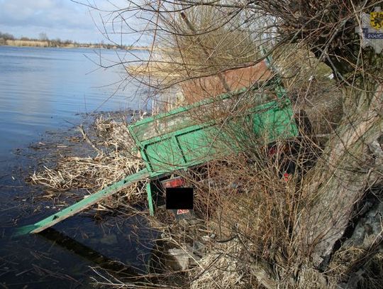 Zepchnęli do rzeki przyczepę