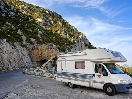 Zestawy na kamper, czyli darmowe źródło energii w podróży