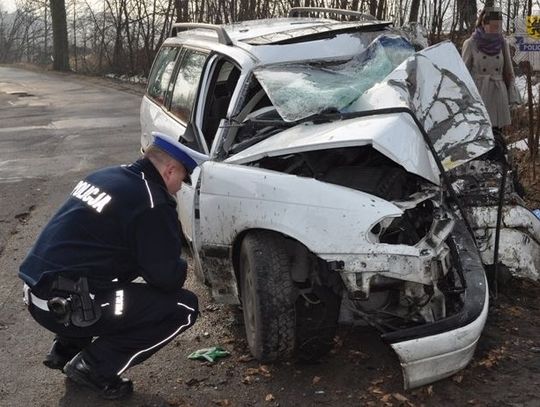 Zginął 26-letnim kierowca, wjechał prosto w drzewo
