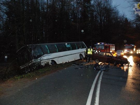 Zginął kierowca, czołowe zderzenie  z autobusem w Koleczkowie