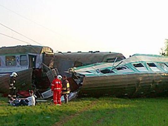 Zignorował znak „stop”. Proces sprawcy tragicznego wypadku kolejowego w Mostach, 2 osoby zginęły