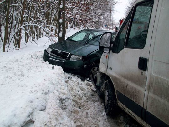 Zima dla kierowców! Wypadek na prostej drodze, 2 osoby ranne