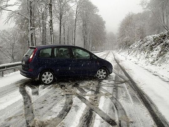 Zima nie odpuszcza. Bardzo trudne warunki na drogach