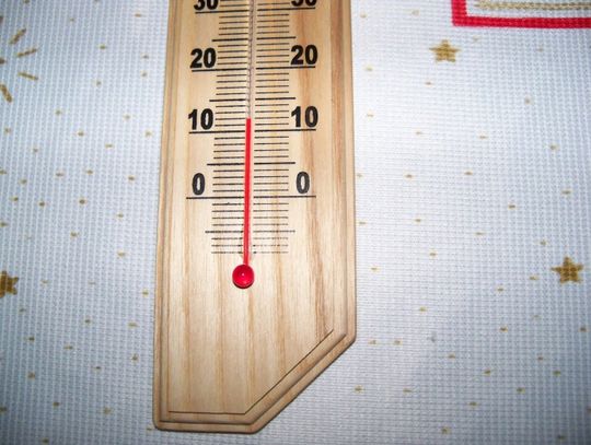 Zimny kaloryfer w mieszkaniu. Przy plus 12 stopniach C trudno się ogrzać...