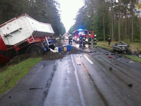 Zjechał na lewy pas i czołowo uderzył w samochód ciężarowy