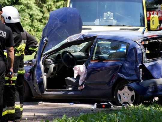 Zjechał na przeciwny pas ruchu wprost, uderzył w Golfa i dachował